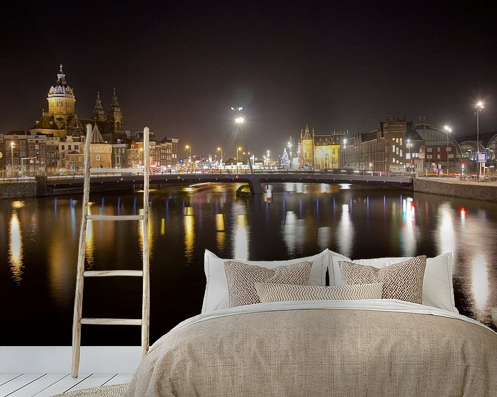 Sfeerimpressie behang: Amsterdam by night van Simone Meijer