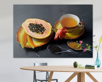 Schwarzer Tee mit geschnittener Papaya und Orangefarbiger Rose