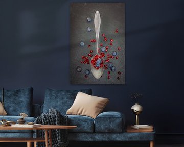 Zilveren lepel met blauwe bessen en granaatappelpitten van Photography art by Sacha