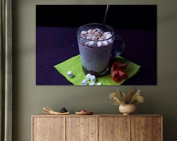 Heißer Kakao mit Schokoladenlikör-Kokosnuss-Whisky und Schaumzuckerkugeln im Glas