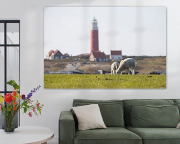 Texel-Lämmer mit dem Leuchtturm im Hintergrund von Bas Ronteltap