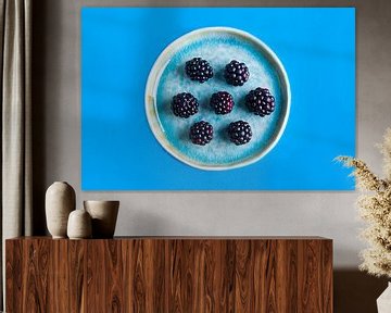 Brombeeren auf einem blauen Teller vor einem blauen Hintergrund von Ans van Heck