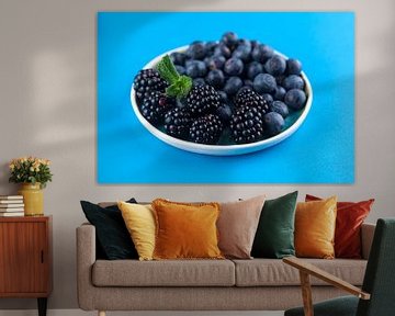 Brombeeren auf einem blauen Teller vor einem blauen Hintergrund von Ans van Heck