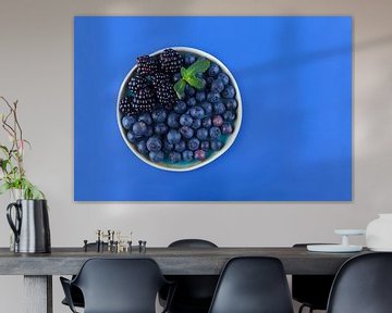 Brombeeren auf einem blauen Teller vor einem blauen Hintergrund von Ans van Heck