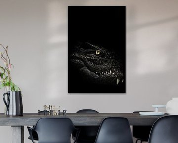 Het koude, berekenende oog van een roofzuchtig reptiel, een krokodil, gloeit in de duisternis boven  van Michael Semenov