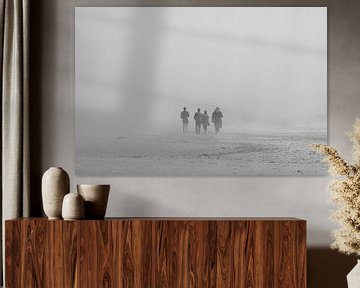 Familie op het strand in de mist van Youp Lotgerink