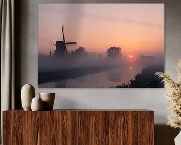 Moulin de polder avec brouillard au lever du soleil sur Coen Weesjes
