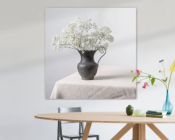 Vase en étain avec gypsophile sur Marian Waanders