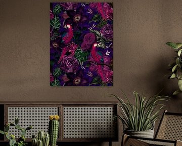 Stimmungsvolles exotisches Blumenmuster mit Vögeln in dunklen Lila- und Burgundtönen von Andrea Haase
