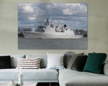 Le Zr.Ms. De Zeven Provinciën (F 802) de la Marine royale néerlandaise navigue sur le Nieuwe Waterwe sur Jaap van den Berg