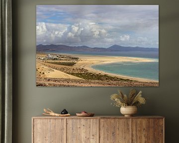 Panoramisch uitzicht op het zandstrand Risco del Paso in Fuerteventura van Reiner Conrad