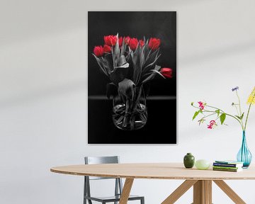 Black and red. Tulpen in een vaas. van Willem Holle WHOriginal Fotografie