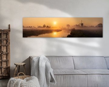 Panorama "Sonnenaufgang in einem nebligen Polder mit Mühle". von Coen Weesjes