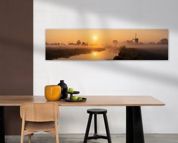 Panorama "Sonnenaufgang in einem nebligen Polder mit Mühle". von Coen Weesjes
