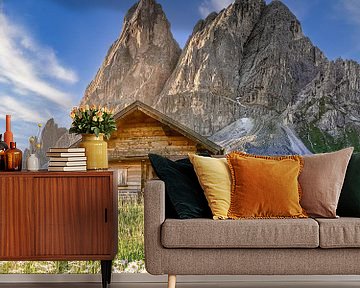 Almhütte mit Blumen und Bergpanorama in den Alpen in Tirol / Dolomiten. von Voss Fine Art Fotografie