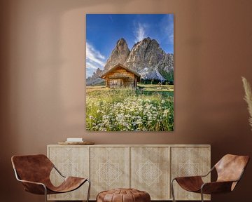 Almhütte mit Blumen und Bergpanorama in den Alpen in Tirol / Dolomiten. von Voss Fine Art Fotografie