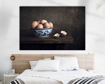 Modern stilleven eieren in blauwe schaal van Silvia Thiel