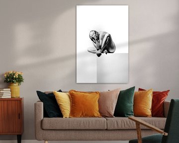 Hele mooie naakte vrouw poserend op een grijs blok van Photostudioholland