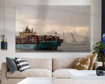 Een Maersk containerschip verlaat de haven van Rotterdam van Jeroen Kleiberg
