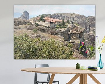 Meteora - Klooster van de Heilige Drievuldigheid van opzij van ADLER & Co / Caj Kessler