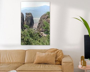 Meteora - Blick durch die Felsen auf Kalambaka