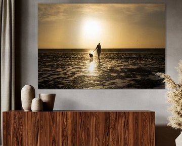 Zonsondergang Harlingen, vrouw met hond