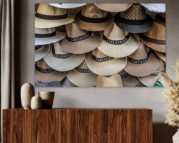 Witte Panama hoeden te koop op een markt in Colombia, Zuid-Amerika van WorldWidePhotoWeb