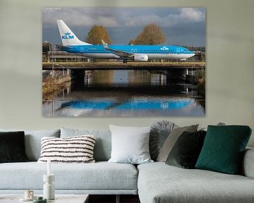 KLM Boeing 737-800 (PH-BXY) taxiet richting terminals. van Jaap van den Berg