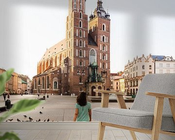 Vrouw loopt over de Grote Markt (Rynek Główny) van de Poolse stad Krakau van OCEANVOLTA