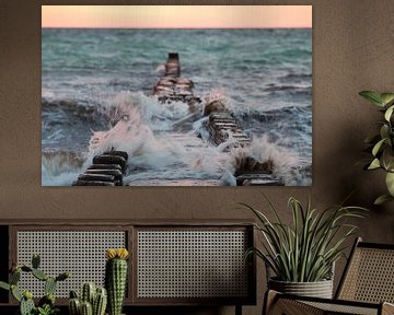 Oostzee: strand met kribben bij Ahrenshoop in de zonsondergang (liggend formaat) van t.ART