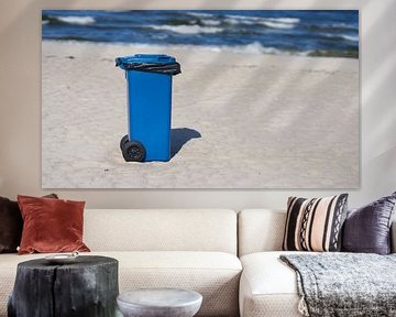 Mülltonne am Strand von Heiko Kueverling