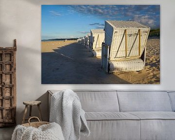 Strandstoelen op het strand van de Oostzee