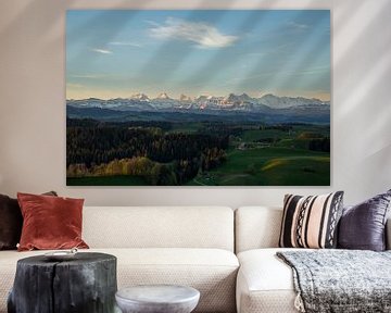Blick ins Emmental hin zu den Berner Alpenkette bei Sonnenaufgang