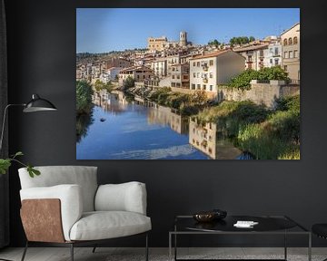 Uitzicht over de Matarranya rivier en het stadje Valderrobres  in Aragon van Marc Venema