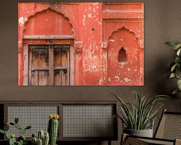 Bögen in der Wand eines alten Hauses in Khajuraho von Marc Venema