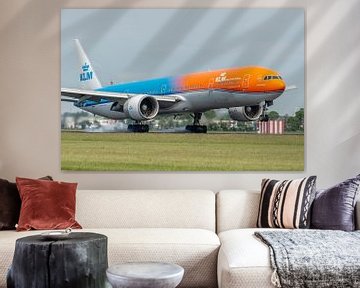 Atterri ! Le Boeing 777-300 de KLM surnommé Orange Pride (PH-BVA) pose son train d'atterrissage sur  sur Jaap van den Berg