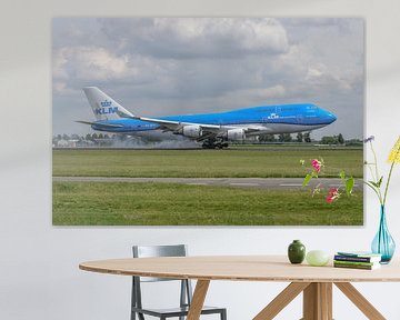 Gelandet! Eine Boeing 747-400 der KLM, (PH-BFV, City of Vancouver) hat ihr Fahrwerk auf die Polderba von Jaap van den Berg