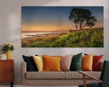 Oostzee bij Ahrenshoop met strand en rietgedekte woning bij zonsondergang van Voss Fine Art Fotografie