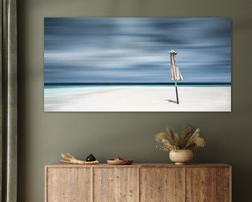 Wit strand met parasol en turquoise zee op de Malediven van Voss Fine Art Fotografie