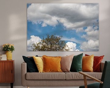 Een blauwe lucht met grijze en witte wolken van Jolanda de Jong-Jansen