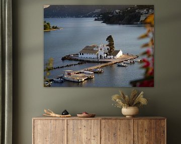 Monastère blanc dans une baie de l'île de Corfou | Photographie de voyage Grèce sur Teun Janssen