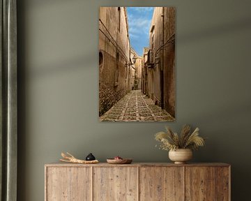 Nauw straatje  met kasseien in Erice, een middeleeuws stadje, Sicilië, Italië van Mieneke Andeweg-van Rijn