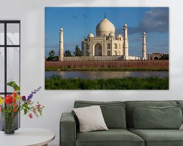 Taj Mahal in der Abendsonne vom Ufer aus von Sofie Bogaert