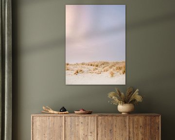 De duinen van Ameland | Kleurrijke pastel strand fotografie van Raisa Zwart