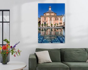 Basilica de la Virgen mit Spiegelung im Wasser in Valencia von Marc Venema