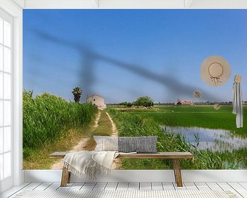 Onverharde weg naar een wit huis in de rijstvelden van La Albufera National Park van Marc Venema