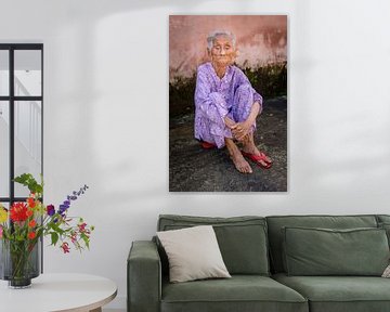 Bejaarde Blinde vrouw zit op haar slipper in Hoi An van Sofie Bogaert