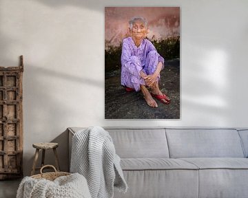 Bejaarde Blinde vrouw zit op haar slipper in Hoi An van Sofie Bogaert