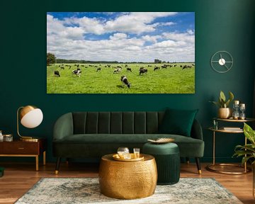 Eine Kuhherde steht in der Groninger Landschaft von Marc Venema