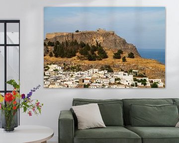 Gezicht op de Akropolis van Lindos op het Griekse eiland Rhodos van Reiner Conrad